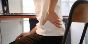 腰痛になるビジネスウーマン