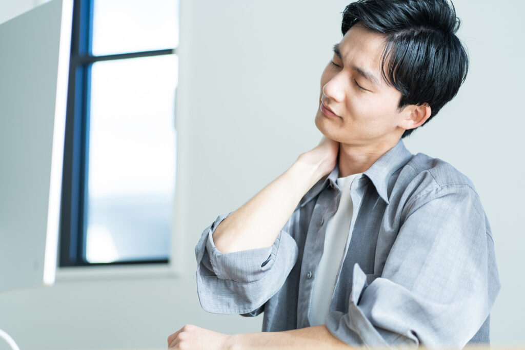 秋に首・肩がこりやすくなる理由
